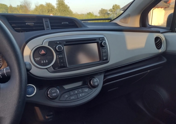 Toyota Yaris cena 44800 przebieg: 34000, rok produkcji 2014 z Staszów małe 379